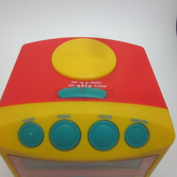 RCA Chipper and Nipper alarm clock/AM FM radio - Picture 5 of 9